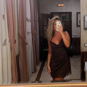 Brun klänning - Använd några få gånger. Storlek M men passar som en S!!