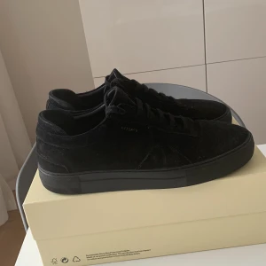 Arigatos - Tja! Säljer ett par Arigatos i storlek 44. Skicket på själva skon är 8/10 men själva arigato märket på vänsterskon har slitits bort (se bild) och därav priset. Låda fås med samt dustbag. Hör av er angående frågor eller funderingar. Priset är diskuterbart!