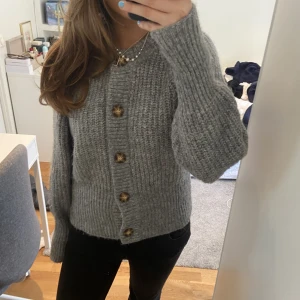 Stickad kofta  - Säljer denna snygga kofta från Zara! Endast använd en gång, så nästan i nyskick. Dm vid intresse!!💕