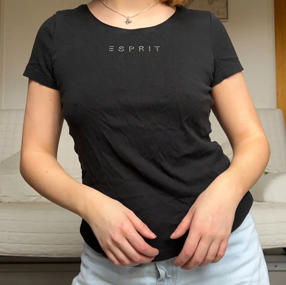 Säljer denna söta topp från Esprit med texten i stenar❤️Storleken som står är L och XL, men passar mig som är M bra😊. T-shirts.