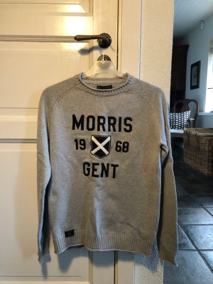 Morris knitted sweatshirt  - Stilren, perfekt till sommarens kvällar, en klar favorit!  Färg: grå, svart  Skick: 9/10  Nypris: 1500  Mitt pris: 250 Storlek: S