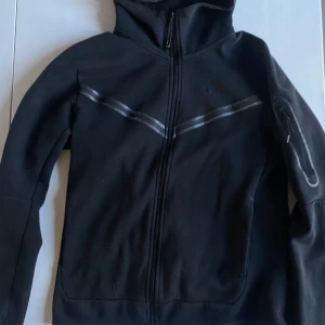 Nike tech fleece (svart) - Säljer denna pga att jag inte använder den längre, har lättare tecken på användning men inget större 3-4/5