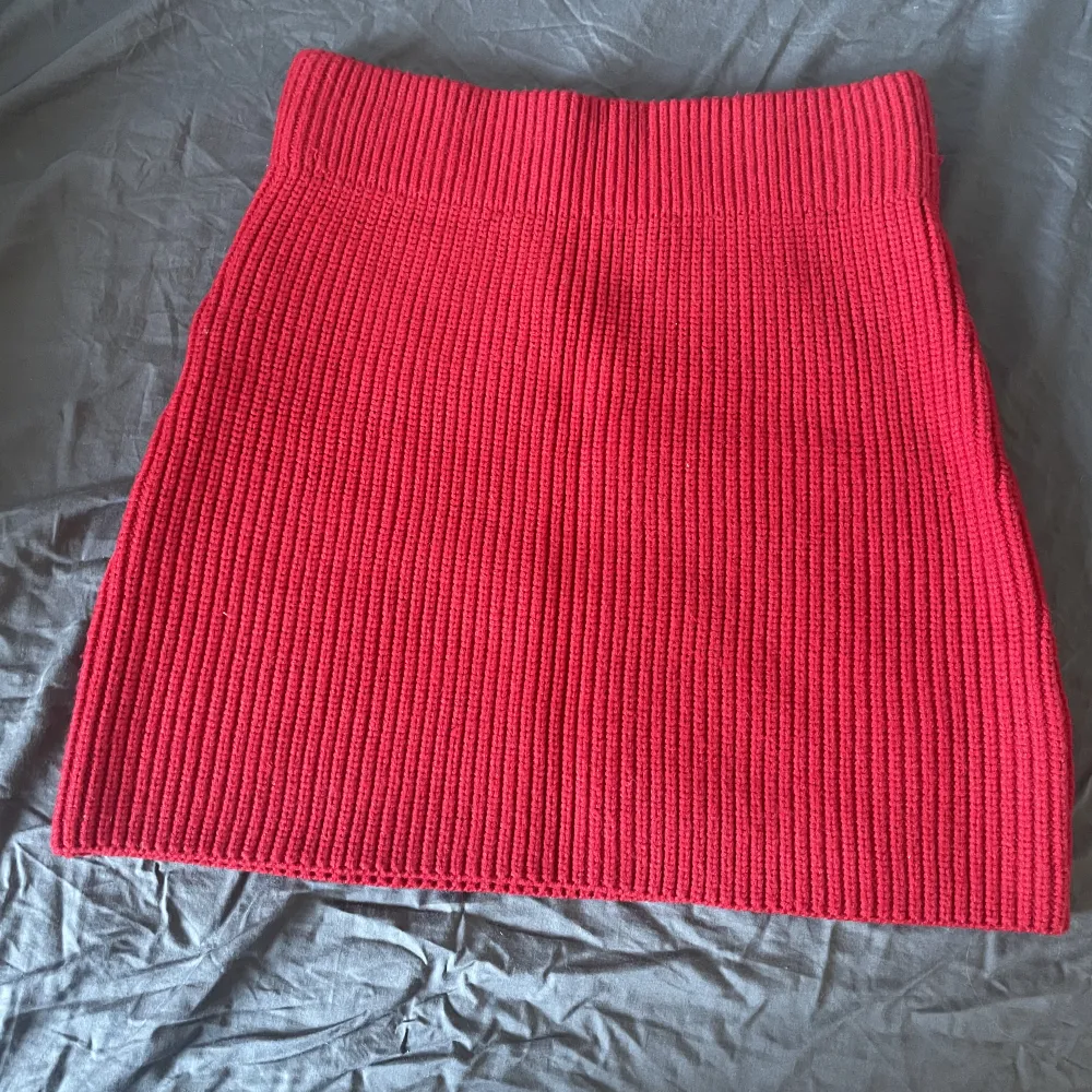 Röd stickad kjol från zara! Aldrig använd! 💋köparen står för frakten. Klicka bara på KÖP NU för att köpa . Kjolar.
