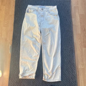 93 denim  - Ett par vita 93or som är i hyfsat skick.