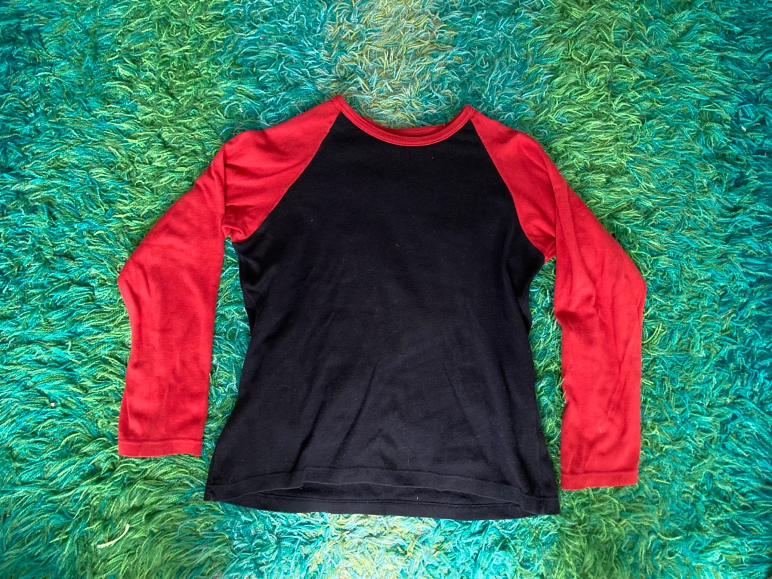 Svart och röd långärmad tröja