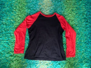 Svart och röd långärmad tröja - Vintage baseballtröja med ragglarärm som jag har köpt second hand. Står discipline cyber girl på lappen. Använt men gott skick. Storlek XS men funkar för storlek S om man vill ha den cropped :)