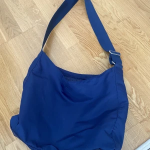 Marinblå Weekday axeremsväska - Weekday axelremsväska - Använder inte längre. Den har rätt så mycket plats och sitter bra på