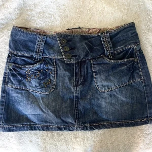 y2k jeanskjol - sötaste jeanskjolen perfekt till sommar!! as söta detaljer på fickorna och med knapparna också ♡ passar nog 38/40 bäst!!