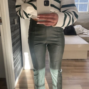 Byxor - Superfina gröna skinnbyxor från Gina Tricot som tyvärr inte kommer till användning längre💕