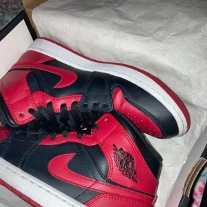 Jordan 1 Banned - Skorna är i bra skick (bilden är lånad, men kan skicka fler bilder). Köpta på restock för 2300. Säljer skorna för de inte kommer till användning. De är äkta, kvitto finns. Pris kan diskuteras