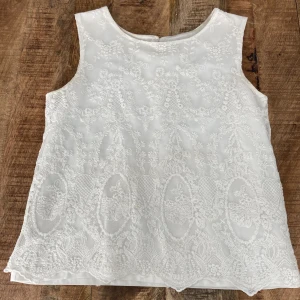 Vitt linne - Jag säljer mitt vita linne pågrund av att den kommer inte till användning. Jätte fin och somrig 