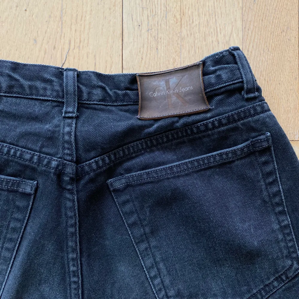 Snygga jeans från Calvin Klein, med en lite ”washed” look. Jeansen är baggy på mig som är 160, jag har även sytt upp de så att de går ner till mina fötter/marken. De har ett litet slitage bredvid knappen, kan skicka bild om så önskas🌟. Jeans & Byxor.