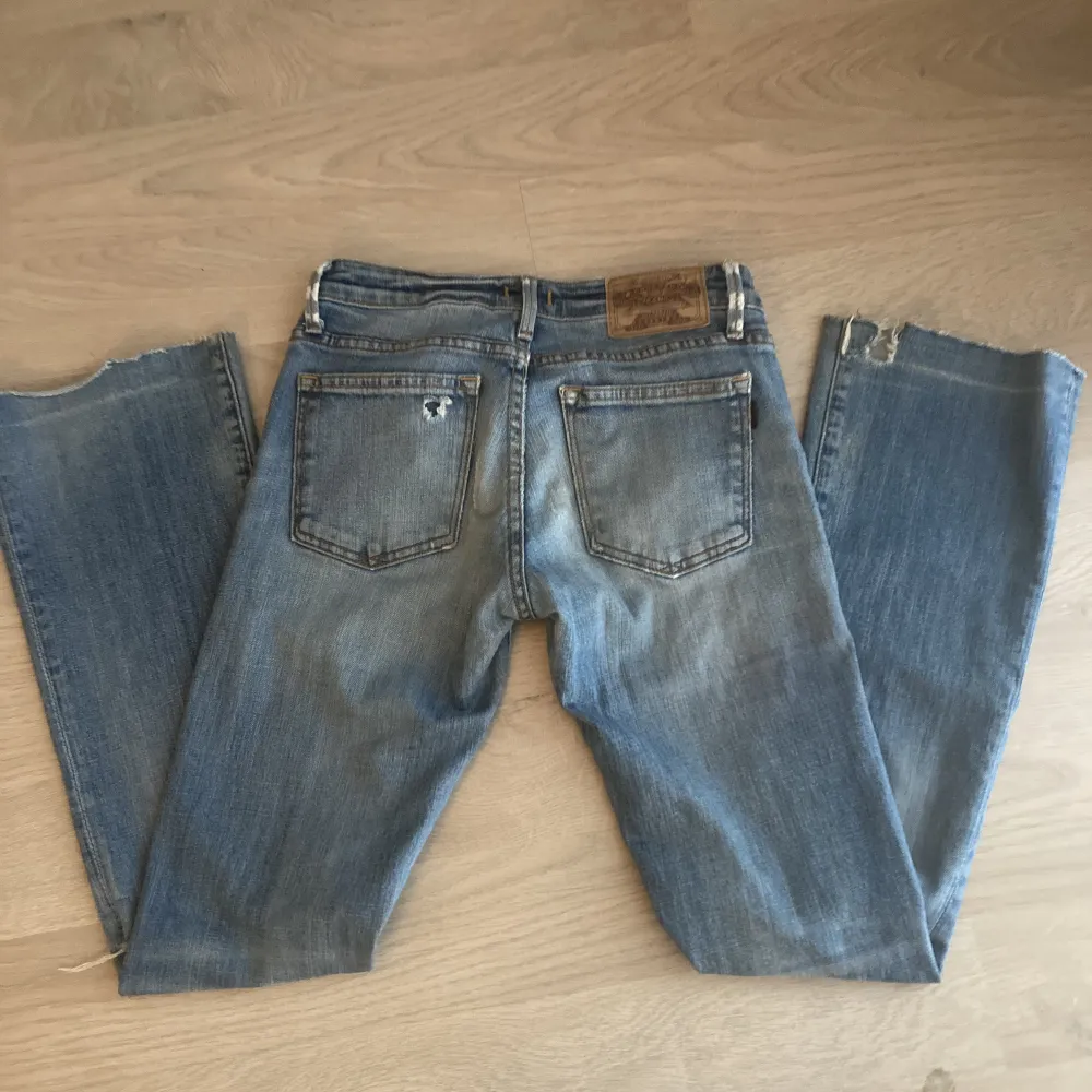 Lite slitna men så är också modellen, älskade dessa men de har blivit för små. Tvärs över midjan är de 33cm, innerbenslängd 74cm.. Jeans & Byxor.