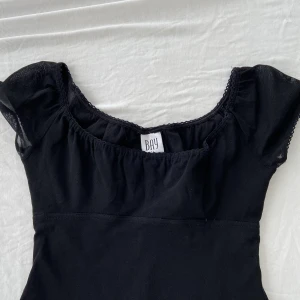 Babydoll klänning  - Vacker svart mesh klänning i babydoll/milkmaid modell. Från Bay i storlek 14, skulle säga M och är stretchig. Tyget är lite slitet på ett ställe men annars bra skick, DM för bild. Köps via Swish eller köp nu 💋