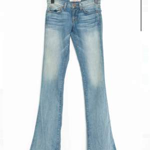 Säljer nu dessa j brand low waist jeans från zalando preowned då de var för tighta för mig, klippta så att de passar de som är ungefär 165 cm långa.💕💕