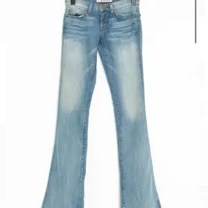 Säljer nu dessa j brand low waist jeans från zalando preowned då de var för tighta för mig, klippta så att de passar de som är ungefär 165 cm långa.💕💕