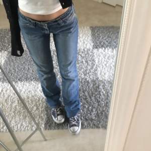 Vintage Lågmidjade jeans. Dom är lite bootcut rak ish. Jag är 160 cm och dom är lite ”för” långa på mig.