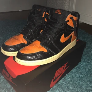 Jordan 1 shattered backboard high 3.0 - Storlek 44 Två oranga snören medföljer. Använda ca 10ggr