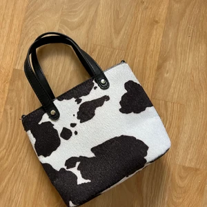 Ko-väska - Mycket lite använd, jättefint skick! Ursprungligen från asos🐮☀️ mått: 17x20x9cm. Pris ex frakt!