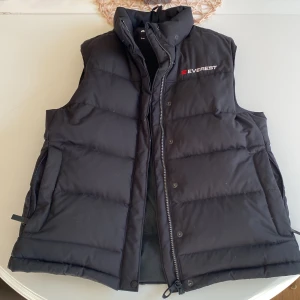 Evererest väst 🌺 - Everest väst i storlek 38. Fint skick 🌺 Priset går att diskuteras 😊 Köparen står för frakten 