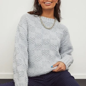 Stickad tröja  - Jätte mysig stickad tröja från NA-KD som är slutsåld! köpte för några veckor! Tycker den är lite overzie Den är även jätte mysig att ha på hösten💓 