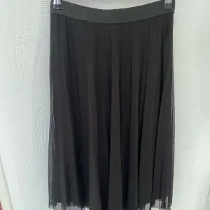 Svart plisserad kjol i storlek S från bershka. Skickligt använd och sann till storleken