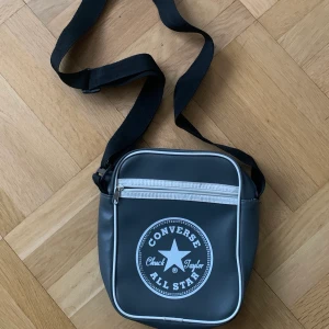 converse axelrems väska - converse axelremsväska i mycket bra skick! Köparen står för frakt 💓pris kan diskuteras 😚