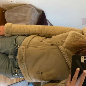 Höst jacka pull&bear - Super fin höstjacka ifrån pull&bear som inte kommer till användning längre, super bra skick eftersom att jag knappt har använt den💕 skriv privat för mer frågor