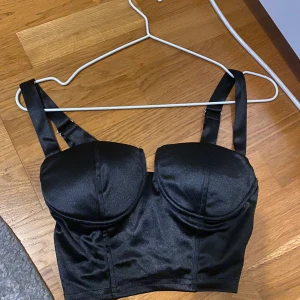 Fest topp - Jätte fin fest topp med justerbara band och dragkedja där bak!  Köparen står för frakt 🚚 