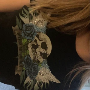 Dödskalle tröja Strl M - As cool tröja från new yorker som jag inte tror säljs längre, säljer då den är för stor för mig men skulle säga att den passar en S/M💕 Kom privat för mer frågor