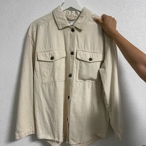 Jacka - Säljer denna snygga  beige jacka från Ginatricot som endast är använd ett par fåtal ggr. Passar perfekt nu till hösten när det börjar blir lite kyligare. Frakten ingår ej i priset. 