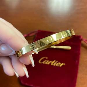 Cartier armband AAA-kopia, finns i flera färger.