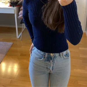 zara midrise jeans - storlek 32 ifrån zara! köpta för 300 men säljer för 150, passar någon som är 150-160 cm lång , beror på hur långa man vill att de ska vara! ganska använda eftersom jag gillar de väldigt mycket men de har tyvärr blivit för korta för mig, är 165 cm lång!❤️