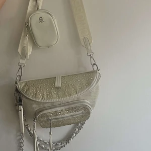 Väska Steve Madden  - Säljer denna oanvända väskan för ett billigare pris. Dm för fler bilder, pris kan diskuteras❤️(nypris:1000kr)