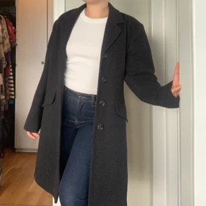Mörkgrå kappa - Perfekt nu till hösten! Lagomt tjock! Står ingen storlek men skulle säga  S/M, jag är 161 och den räcker nån cm nedanför knäna på mig<3