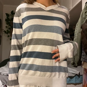 Randig tröja - Superfin blå, grå och vit randig tröja ifrån dressman! Bär normalt sätt storlek s.