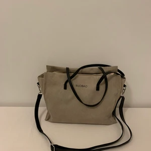 Handväska  - En fint väska i typ. 