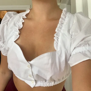 Liten vit topp - Super söt topp med finaste puffärmarna💕 står ingen strl men skulle säga xs/s 