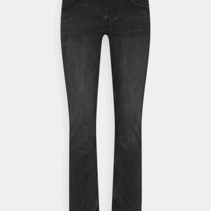 Pepe jeans - Pepe jeans som är väldigt lågmidjade och eftertraktade, så fin passform💓inköpta för 950 o endast använda 3 gånger💓HELT SLUTSÅLDA I ALLA STORLEKAR