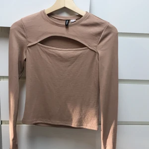 Fin långärmad tröja, lite öppet vid bröstet från H&M.  - Tröjan är i storlek S. Den har inte använts alls, helt ny och köpt den för 1 vecka sen (6 September)