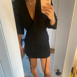 Svart figursydd klänning  - Säljer min superfina figursydda V ringade klänning med puffärmar, Perfekt till fest!