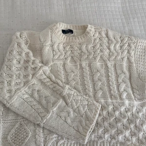 Vit kabelstickad tröja - Jättefin tröja från bershka, perfekt nu till hösten! Typ lite asymmetriskt kabelstickad och jättemysig :) Den är iprincip oanvänd, säljer pga att den inte kommer till användning.  Skriv gärna om ni vill ha mer detaljer eller bilder.  Nypris 350 kr 