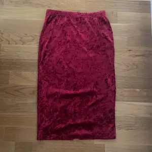 Röd kjol i sammetsmaterial, storlek xs, sitter lite tightare och har en slits i bak, men vill man inte ha slitsen bak så kan man vrida kjolen så att slitsen hamnar vid benet, aldrig använd 