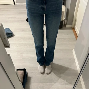 Snygga Jeans - Säljer dessa snygga jeans då de tyvär inte används och bara ligger i garderoben och tar plats. Aldrig använda, utan endast testade. Sitter bra på mig som är 172💞 kan frakta om de önskas📦✉️ 