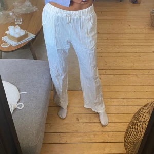 Lounge byxor  - Raka byxor i jättehärligt material! Fint skick!