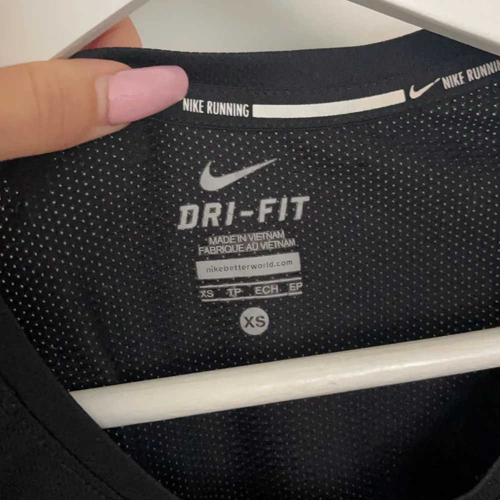 Tränings tshirt ifrån Nike, i storlek xs använd fåtal gånger men fortfarande i fint skick, material som andas bra, fin och stil ren . Hoodies.