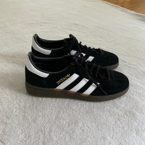 Adidas Handball Spezial - Nya oanvända Adidas-sneakers i modellen Handball Spezial, liknar Samba! Slutsålda typ överallt i den här storleken, säljer pga fel storlek 🖤