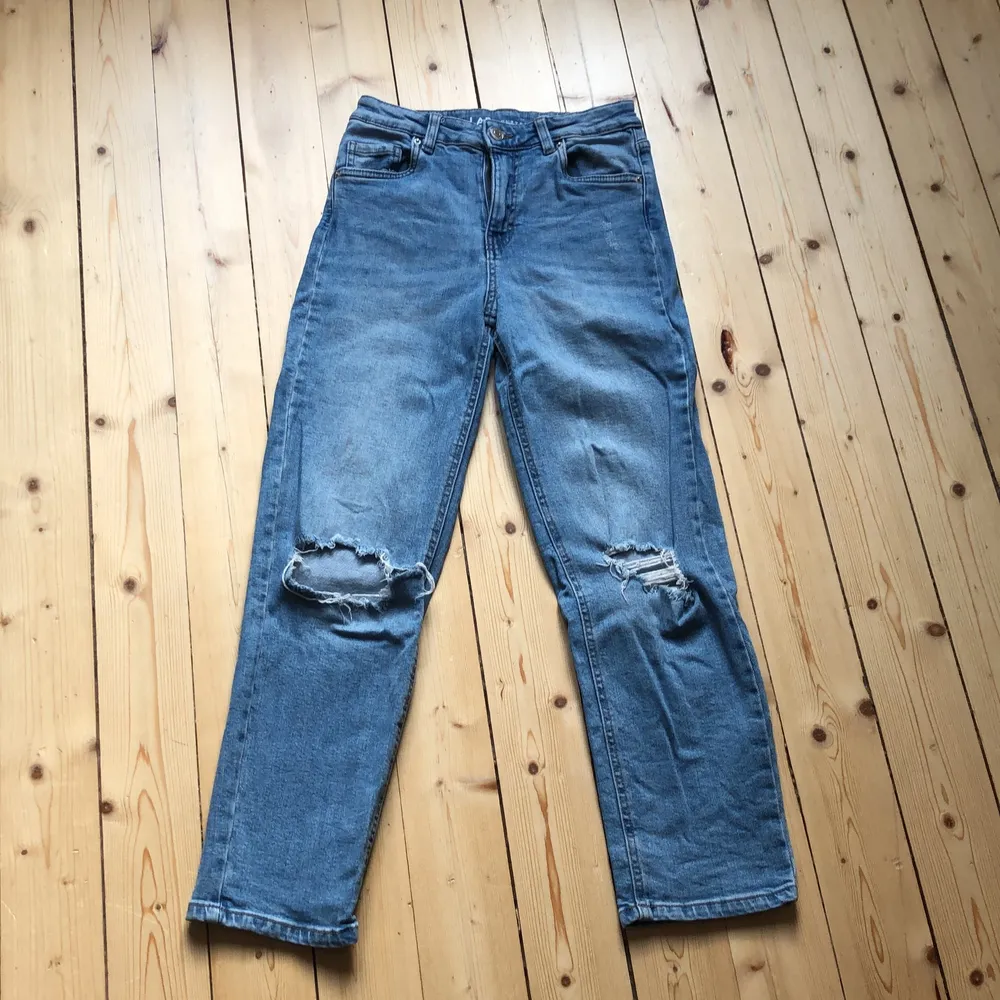 Säljer dessa jeans p.g.a att jag vuxit ur de. Färgen är mellanblå. Modellen har lite kortare benlängd och med trasiga knän. Nypris 299 säljes för 75+frakt!. Jeans & Byxor.