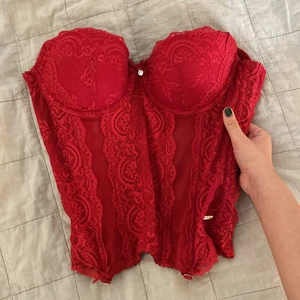 NYSKICK KORSETT 75C - Nästintill helt ny korsett med strumpeband och axelband (går att klippa bort om man vill). Prövad en gång, köpt för några år sedan på Lindex för 700 kr. 