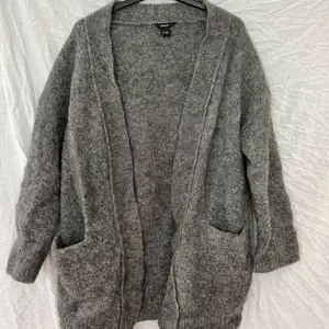 En ull tröja från Lindex. Använd fåtal gånger. Mörkare grå färg. Storlek XS-S. 